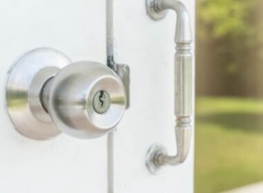 Pomo con cerradura instalado en una puerta interior