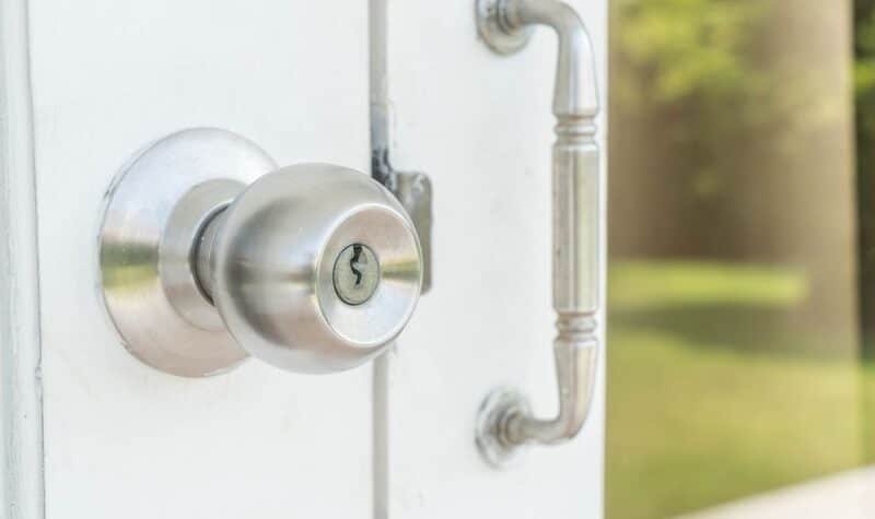 Pomo con cerradura instalado en una puerta interior