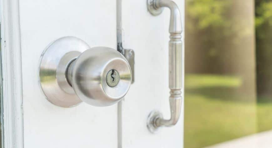 Pomo con cerradura instalado en una puerta interior