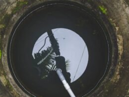 Pozo negro y acceso interior a un sistema de saneamiento enterrado