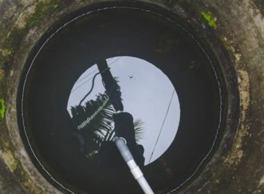 Pozo negro y acceso interior a un sistema de saneamiento enterrado