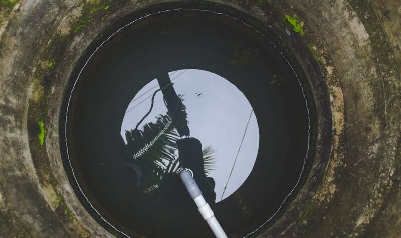 Pozo negro y acceso interior a un sistema de saneamiento enterrado