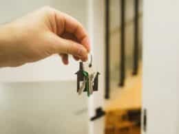 Precio cambiar cerradura con una llave junto a una puerta de entrada