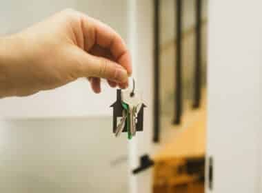 Precio cambiar cerradura con una llave junto a una puerta de entrada