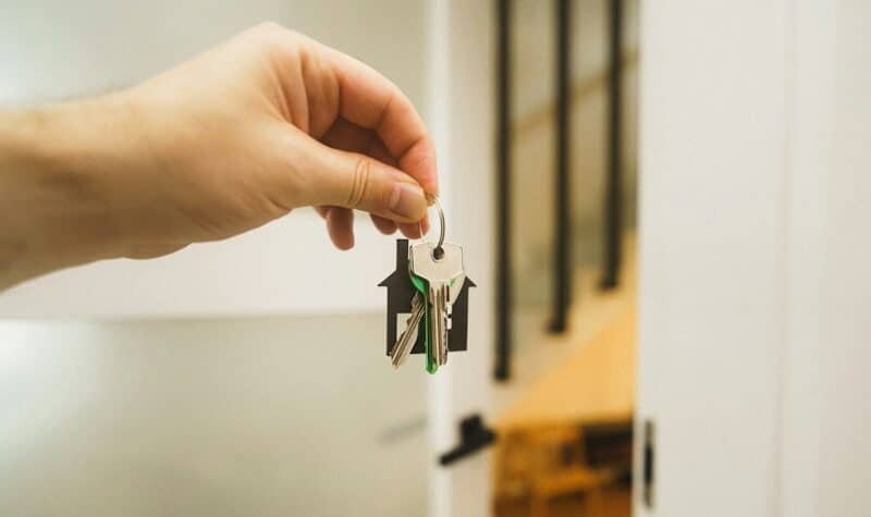 Precio cambiar cerradura con una llave junto a una puerta de entrada