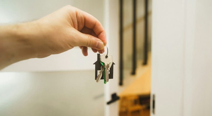 Precio cambiar cerradura con una llave junto a una puerta de entrada