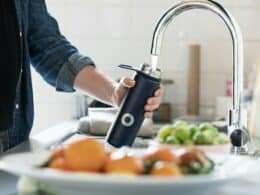 Presión del agua en casa comprobada en un grifo doméstico