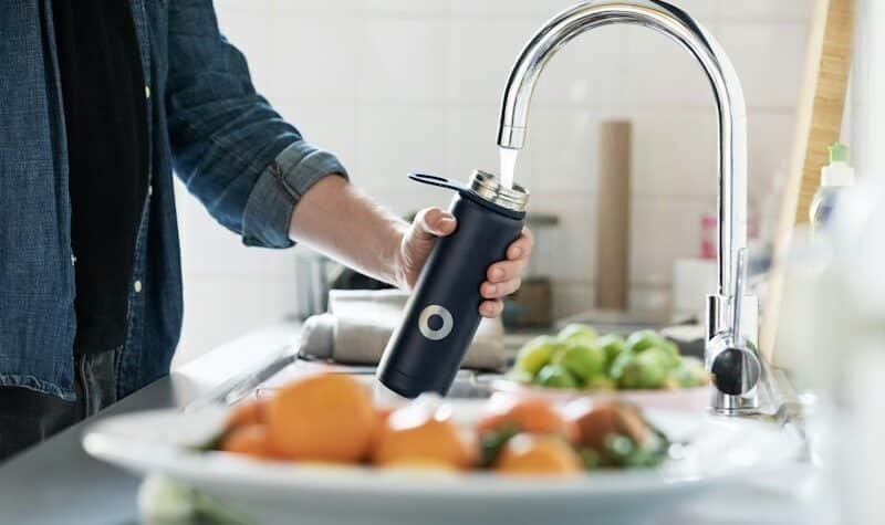 Presión del agua en casa comprobada en un grifo doméstico