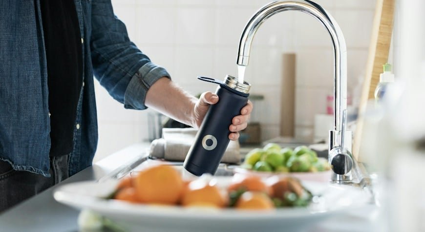 Presión del agua en casa comprobada en un grifo doméstico
