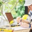 Presupuesto de obra con planos de construcción calculadora y herramientas de medición