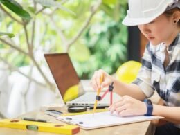 Presupuesto de obra con planos de construcción calculadora y herramientas de medición