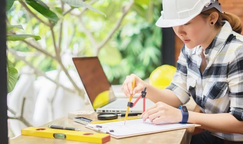 Presupuesto de obra con planos de construcción calculadora y herramientas de medición