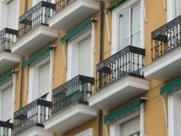 Fachada de edificio residencial con balcones en Madrid, ejemplo de propiedad horizontal