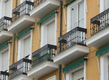 Fachada de edificio residencial con balcones en Madrid, ejemplo de propiedad horizontal