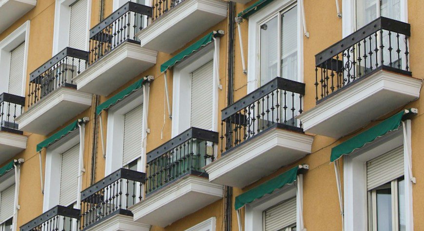 Fachada de edificio residencial con balcones en Madrid, ejemplo de propiedad horizontal