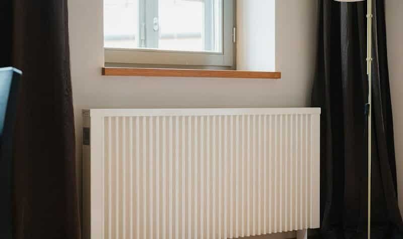 Radiador de agua en una vivienda para una guía sobre radiadores de calefacción