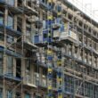 Rehabilitación de fachadas de edificio con andamios y trabajos de renovación