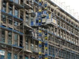Rehabilitación de fachadas de edificio con andamios y trabajos de renovación