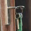 Llave introducida en una cerradura para una guía sobre cómo sacar una llave rota