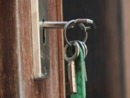 Llave introducida en una cerradura para una guía sobre cómo sacar una llave rota