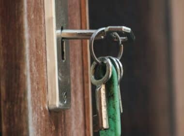 Llave introducida en una cerradura para una guía sobre cómo sacar una llave rota