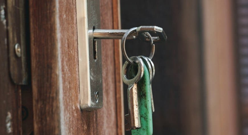 Llave introducida en una cerradura para una guía sobre cómo sacar una llave rota