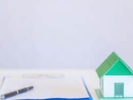 Seguro placas solares y documentación de cobertura para una vivienda