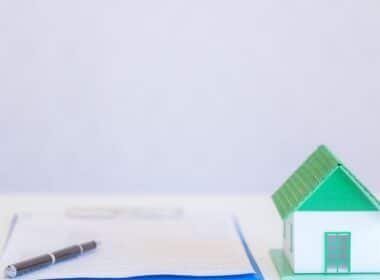 Seguro placas solares y documentación de cobertura para una vivienda
