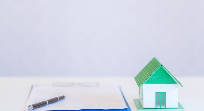 Seguro placas solares y documentación de cobertura para una vivienda