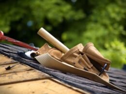 Tejados y cubiertas con trabajador realizando trabajos de construcción en un tejado