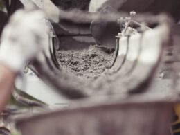 Tipos de hormigón en una obra con camión hormigonera y trabajadores
