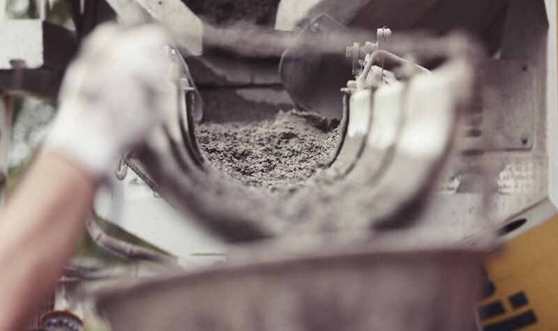 Tipos de hormigón en una obra con camión hormigonera y trabajadores