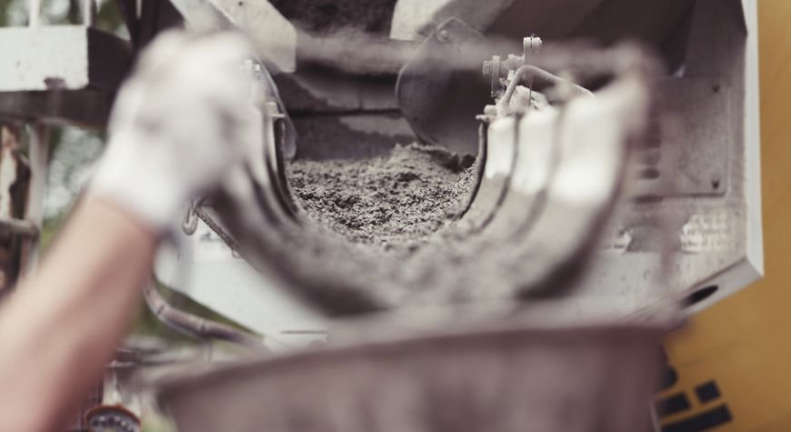 Tipos de hormigón en una obra con camión hormigonera y trabajadores