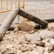Tubería rota saneamiento durante trabajos de reparación de conducciones enterradas