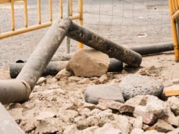 Tubería rota saneamiento durante trabajos de reparación de conducciones enterradas