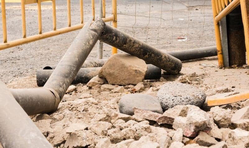 Tubería rota saneamiento durante trabajos de reparación de conducciones enterradas
