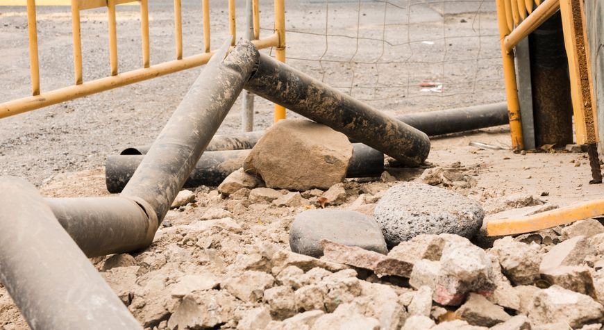 Tubería rota saneamiento durante trabajos de reparación de conducciones enterradas
